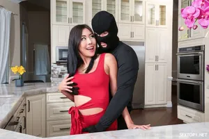 Má dẫn con gái đi mát-xa trị liệu bị anh kỷ thuật viên móc trúng điểm g