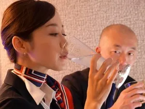 Chị kế: Tôi cá là anh không thể quan hệ tốt với cả hai chúng tôi được, anh chỉ là một người có giá trị